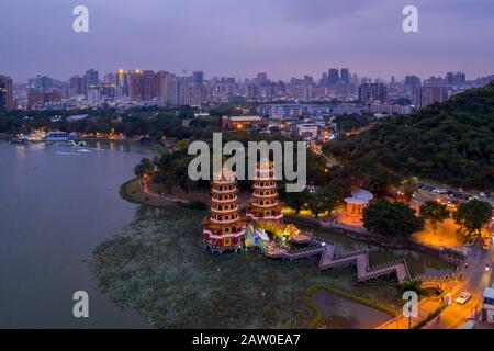 Luftbild der Dragon- und Tiger-Pagoden in der Nacht. Kaohsiung-Stadt. Taiwan Stockfoto