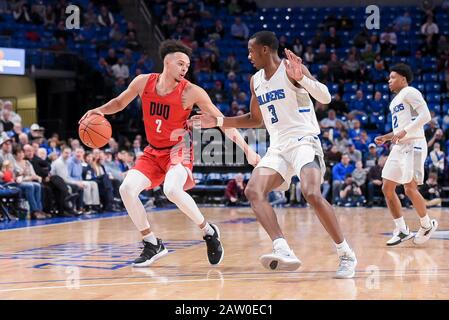 Februar 2020: Duquesne Dukes Guard Maceo Austin (2) zieht sich in einem atlantischen 10-Konferenzspiel, in dem die Duquesne Dukes die St. Louis Billikens besuchten, von der Verteidigung von Saint Louis Billikens Forward Javonte Perkins (3) ab. Ausgetragen in der Chaifetz Arena in St. Louis, MO Richard Ulreich/CSM Stockfoto