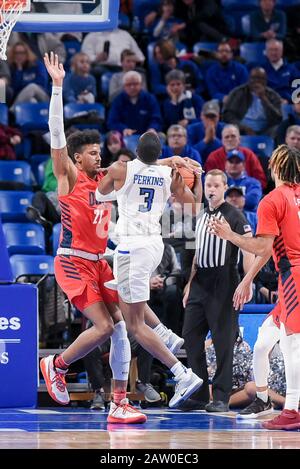 Februar 2020: Der Duquesne Dukes Center Michael Hughes (21) stoppt den Schussversuch von Saint Louis Billikens Forward Javonte Perkins (3) in einem Atlantic 10-Konferenzspiel, in dem die Duquesne Dukes die St. Louis Billikens besuchten. Ausgetragen in der Chaifetz Arena in St. Louis, MO Richard Ulreich/CSM Stockfoto