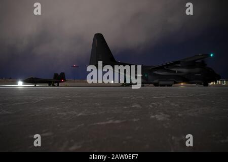 Mitglieder der Forward Area Refueling Point Aircrew mit dem 27th Special Operations Wing tanken eine F-22 Raptor mit dem 3. Flügel eines MC-130J Commando II während Emerald Warrior auf der Joint Base Elmendorf-Richardson, Alaska, 30. Januar 2020. Dies galt als der erste simulierte Forward Area Tanking Point für F-22 Raptors in einer extrem kalten Umgebung. Emerald Warrior 20-1 bietet eine jährliche, realistische Schulung vor der Bereitstellung, die mehrere gemeinsame Einsatzbereiche umfasst, um spezielle Einsatzkräfte, konventionelle Krafteinbauer, Partnernationen und Interagenturelemente für Integrat vorzubereiten Stockfoto