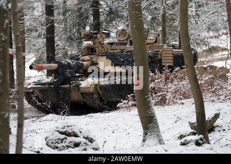 Ein M1A2 Abrams Panzer verbüscht einen feindlichen Konvoi während der Trainingsübung Kombinierte Lösung XIII im Gemeinsamen Multinationalen Readiness Center in Hohenfels, Deutschland am 27. Januar 2020. Combined Resolve XIII ist eine Hauptabteilung der Armee, die die Multinationale Operation Unified Land mit der US-Amerikanischen, Regional Ausgerichteten Force Brigade zur Unterstützung der Ziele des European Command (EUCOM) anführt. Ziel der Übung ist es, das 2. Kampfteam Der Armored Brigade, die 1. Kalvarienabteilung sowie 16 weitere Verbündete und Partnernationen auf den Kampf und den Sieg im europäischen Theater vorzubereiten. Die Übung beinhaltet Stockfoto