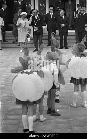 Königin Juliana besucht Südholland. Kleinkinder tanzen während der Fruchtszeit im Hintergrund Ihre Majestät Datum: 28. Mai 1968 Ort: South Holland Schlüsselwörter: Vorschulkinder, Besuche, Königinnen Personenname: Juliana (Königin Niederlande) Stockfoto