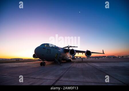 Eine C-17 Globemaster III sitzt auf einer Fluglinie im Irak, 20. Dezember 2019. Die C-17 Globemaster III bietet jeden Tag weltweite Gefechte und humanitäre Luftbrücke. (USA Luftwaffenfoto von Airman 1st Class Mikayla Heineck) Stockfoto