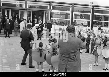Königin Juliana besucht Südholland. Kleinkinder tanzen während der Fruchtszeit im Hintergrund Ihre Majestät Datum: 28. Mai 1968 Ort: South Holland Schlüsselwörter: Vorschulkinder, Besuche, Königinnen Personenname: Juliana (Königin Niederlande) Stockfoto