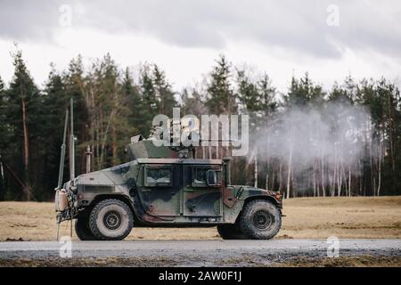 Fallschirmjäger der US-Armee, die der 1st Squadron, dem 91st Cavalry Regiment, der 173rd Airborne Brigade zugewiesen wurden, feuern während einer Live-Feuer-Übung in Grafenwoehr Training Area, Deutschland während Kister's Crucible, 30. Januar 2020, eine bediente Waffe von einem Humvee. Die 173rd Airborne Brigade ist die Kriseneinsatztruppe der US-Armee in Europa und bietet schnell einsatzfähige Einsatzkräfte in Europa, Afrika und Zentralkommandos. Die in ganz Italien und Deutschland eingesetzte Brigade bildet routinemäßig zusammen mit NATO-Verbündeten aus, um Partnerschaften aufzubauen und das Bündnis zu stärken. (USA Armeefoto von S Stockfoto