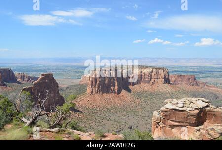 Sommer im Colorado National Monument: Wedding Canyon, Island Mesa und Monument Canyon mit Colorado River, Grand Valley und The Books Cliffs Beyond Stockfoto