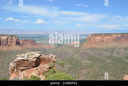 Sommer im Colorado National Monument: Blick Auf Monument Canyon zum Colorado River, Grand Valley & Book Cliffs Von Grand View Entlang Des Rim Rock Drive Stockfoto