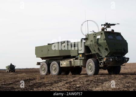 Zwei M142 High Mobility Artillery Rocket Systems vom 3rd Battalion, 321st Field Artillery Regiment bereiten sich auf Live-Feuerübungen während Der Operation Thunderstruck 29. Januar 2020 in Holland Drop Zone, Fort Bragg, N.C. vor Operation Thunderstruck ist eine Übung, die durchgeführt wird, um die Bereitschaft von 3-321 FAR zu halten, um eine präzise Feuerleistung mit großer Reichweite zu liefern. (USA Armee Foto von Pfc. Nathaniel Gayle, 22. Mobile Public Affairs Detachment) Stockfoto