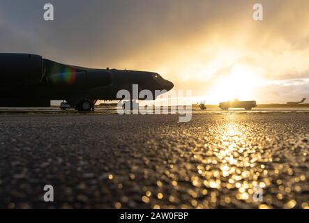 Eine 69th Expeditionary Bomb Squadron B-52H Stratofestung bereitet sich auf den Abflug auf der Andersen Air Force Base, Guam, 4. Februar 2020 vor. Kontinuierliche Bomber-Präsenz-Einsätze bieten Möglichkeiten, Allianzen voranzutreiben und zu stärken sowie langjährige militärisch-militärische Partnerschaften zu stärken. (USA Air Force Foto von Airman 1st Class Michael S. Murphy) Stockfoto