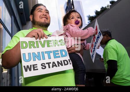 Los Angeles, Vereinigte Staaten. Februar 2020. Ein Fahrer, der die Fahrt teilt, hält während eines Protestes gegen Uber und Lyft niedrige Löhne ein Schild. Die Fahrer forderten Uber und Lyft auf, die kalifornische Versammlung Bill ab5 durchzusetzen. Credit: Sopa Images Limited/Alamy Live News Stockfoto