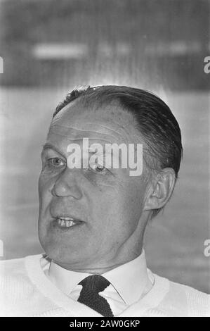 Niederländische Nationalmannschaft versammelte sich in Zeist; Trainer Rinus Michels, Kopf, 24: Bosman, Hauptdatum: 28. April 1986 Ort: Utrechter, Zeist Schlüsselwörter: Trainer, Sport, Fußball Personenname: Michels, Rinus Stockfoto