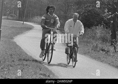 Niederländische Mannschaft macht Radtour in Zeist; Ruud Gull (L) und Rinus Michels Datum: 27. April 1987 Ort: Utrechter, Zeist Schlüsselwörter: Teams, Sport, Fußball Personenname: Gullit, Ruud Michels, Rinus Stockfoto