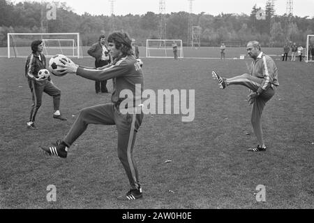 Niederländisches Team trainiert in Zeist, Kursbeschreibung Trainingsdatum: 30. Oktober 1972 Standort: Utrechter, Zeist Schlüsselwörter: Teams Stockfoto