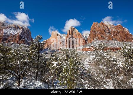 Court of the Patriarchs vom Court of the Patriarchs Viewpoint auf der Shuttle-Haltestelle 4 im Winter nach einem Schneesturm, Zion National Park, Utah Stockfoto