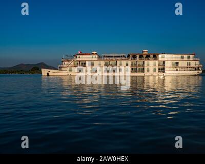 Das schöne Touristenschiff Jahan, das der Heritage Line gehört und von National Geographic Expeditions entlang des Mekong Flusses in Kambodscha benutzt wird Stockfoto