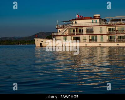 Das schöne Touristenschiff Jahan, das der Heritage Line gehört und von National Geographic Expeditions entlang des Mekong Flusses in Kambodscha benutzt wird Stockfoto