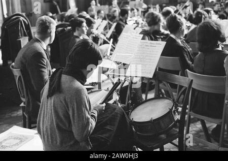 Niederländisches Studentenorchester Proben in Ruinen Kerkje Mons, Übersicht Datum: 7. Januar 1963 Ort: Berge Schlüsselwörter: Kirchen, STUDENTEN, Orchester, Charts Stockfoto