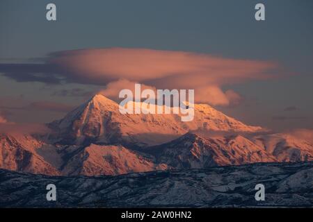 Sonnenuntergang auf dem schneebedeckten Mount Timpanogos im Winter, Wasatch Mountains, Utah Stockfoto