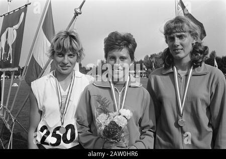 Niederländische Leichtathletik-Meisterschaften Groningen 1968 Niederländische Leichtathletik-Meisterschaften Groningen, 200-Meter-Frauen, von links nach rechts. Mieke Sterk, Hilda Hennipman, Stans Brehm Datum: 4. August 1968 Ort: Groningen (prov.), Groningen (Stadt) Schlagwörter: Leichtathletik, Gruppenporträts, laufen, Sportname: Brehm, Stans, Hennipman, Hilda, Stark, Mieke Stockfoto