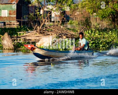 Die Menschen von Prek Toal am Tonle Sap See leben in einem schwimmenden Dorf, das einen Großteil ihres Lebens in allem, was sie tun, auf dem Wasser verbringt Stockfoto