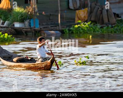 Die Menschen von Prek Toal am Tonle Sap See leben in einem schwimmenden Dorf, das einen Großteil ihres Lebens in allem, was sie tun, auf dem Wasser verbringt Stockfoto