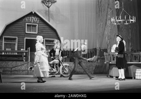 Niederländische Comedy-Hochzeit Kloris und Dornröschen, die Neujahrswünsche von Thomasvaer und Pieternel im Theater am 30. Dezember 1964 Schlagwörter: Schauspieler, Schauspielerinnen, Theater, Schauspieler Institution Name: Dutch Comedie Stockfoto