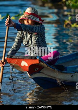 Die Menschen von Prek Toal am Tonle Sap See leben in einem schwimmenden Dorf, das einen Großteil ihres Lebens in allem, was sie tun, auf dem Wasser verbringt Stockfoto