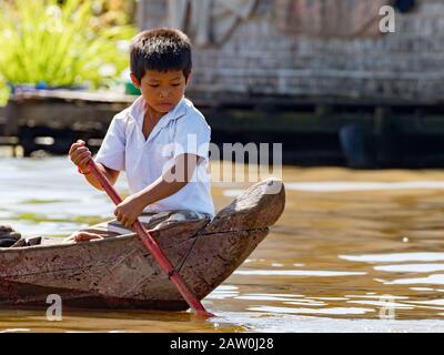 Die Menschen von Prek Toal am Tonle Sap See leben in einem schwimmenden Dorf, das einen Großteil ihres Lebens in allem, was sie tun, auf dem Wasser verbringt Stockfoto