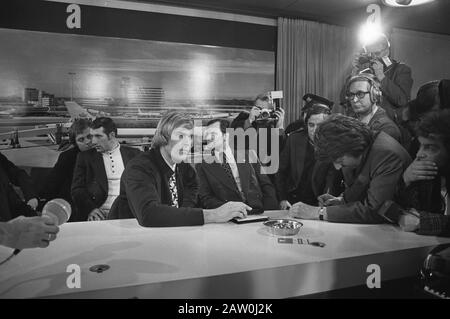 Niederländische Skating-Mannschaft zurück bei den Olympischen Sommerspielen in Schiphol in Sapporo, Skating-Team bei der Pressekonferenz Datum: 9. Februar 1972 Ort: Nordholland, Schiphol Schlüsselwörter: Pressekonferenzen, Skater Institution Name: Olympischen Winterspiele Stockfoto