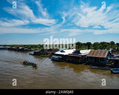 Die Menschen von Prek Toal am Tonle Sap See leben in einem schwimmenden Dorf, das einen Großteil ihres Lebens in allem, was sie tun, auf dem Wasser verbringt Stockfoto