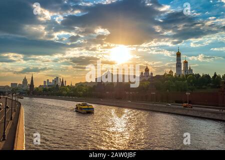 Moskau Russland, Sonnenuntergang über der Skyline des Kremlpalasts am Roten Platz und am Moskau-Fluss Stockfoto