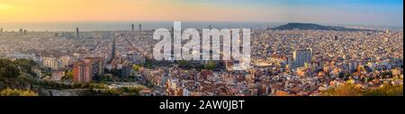 Barcelona Spanien, Blick in den hohen Winkel Panorama-Stadt Skyline Sonnenaufgang von Bunkern del Carmel Stockfoto