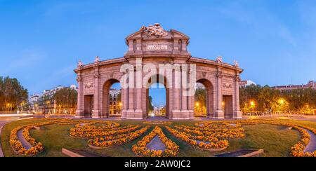 Madrid Spanien, Panorama-Nacht Skyline der Stadt Puerta de Alcala Stockfoto