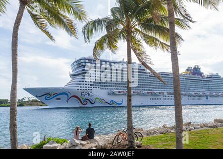 Miami Beach, Florida, South Pointe Park, Point, Government Cut, Hafen von Miami, abfliegende Kreuzfahrt, Norwegian Epic, NCL, Paar, Fahrräder, FL100906060 Stockfoto