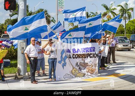 Miami Florida, Protest, hispanische Proteststraße, benannt nach dem korrupten nicaraguanischen General, Flagge, Demonstranten, spanische Sprache, zweisprachig, FL100919001 Stockfoto