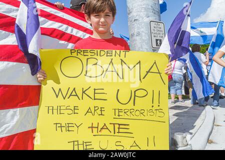 Miami Florida,Protest,hispanische Proteststraße benannt nach korruptem nicaraguanischen General,Flagge,Protestierende,Studenten junge Jungen männliche Kinder F Stockfoto