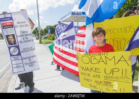 Miami Florida,Protest,hispanische Proteststraße benannt nach korruptem nicaraguanischen General,Flagge,Demonstranten,Studenten junge Jungen männliche Kinder S Stockfoto