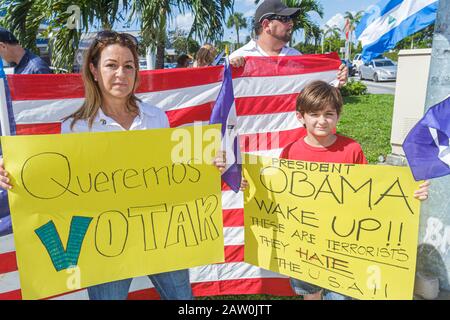 Miami Florida, Protest, hispanische Proteststraße, benannt nach korruptem nicaraguanischen General, Flagge, Demonstranten, Studenten, Mutter, Eltern, Junge Stockfoto