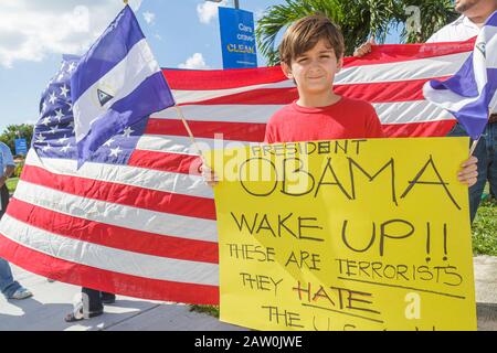 Miami Florida,Protest,hispanische Proteststraße benannt nach korruptem nicaraguanischen General,Flagge,Protestierende,Studenten junge Jungen männliche Kinder F Stockfoto