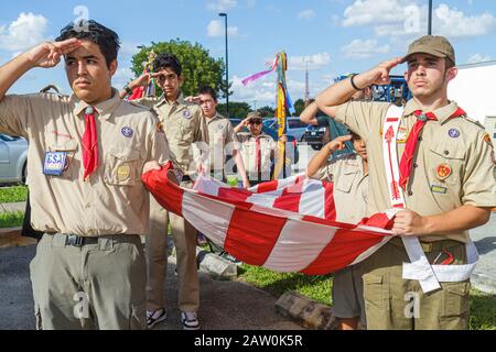 Miami Florida, Kunst auf der Straße, Unabhängigkeit von Mittelamerika & Mexiko Tag der kulturellen Integration, Hispanic Boy Scout, Junge, Teenager Teenager Teenager Teenager Stockfoto