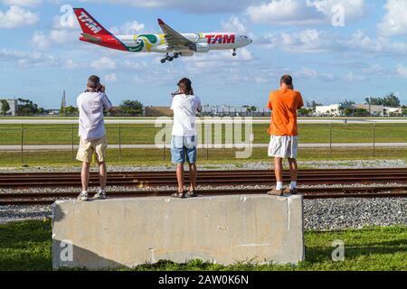 Miami Florida International Airport MIA, Flugzeugflugzeuge Spotter, Mann Männer männlich, Kamera, digital, Landung, Verkehrsflugzeug Flugzeug Flugzeug Flugzeug Flugzeug Aeropla Stockfoto