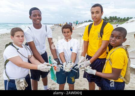 Miami Beach, Florida, Coastal Cleanup Day, Freiwillige Freiwillige Freiwillige arbeiten als Arbeiter, arbeiten zusammen, um Hilfe zu leisten, helfen Abfall, Müll, Pollu Stockfoto