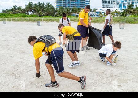 Miami Beach, Florida, Coastal Cleanup Day, Freiwillige Freiwillige Freiwillige Freiwillige arbeiten Arbeiter, Teamwork arbeitet zusammen helfen Darlehen, helfen l Stockfoto