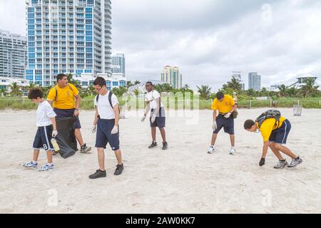 Miami Beach, Florida, Coastal Cleanup Day, Freiwillige Freiwillige Freiwillige arbeiten als Arbeiter, arbeiten zusammen, um Hilfe zu leisten, helfen Abfall, Müll, Pollu Stockfoto