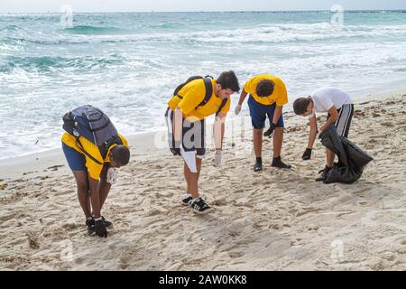 Miami Beach, Florida, Coastal Cleanup Day, Freiwillige Freiwillige Freiwillige arbeiten als Arbeiter, arbeiten zusammen, um Hilfe zu leisten, helfen Abfall, Müll, Pollu Stockfoto