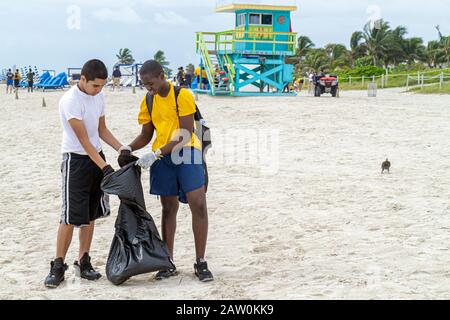 Miami Beach, Florida, Coastal Cleanup Day, Freiwillige Freiwillige Freiwillige Freiwillige arbeiten Arbeiter, Teamwork arbeitet zusammen helfen Darlehen, helfen l Stockfoto