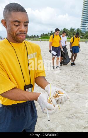 Miami Beach, Florida, Coastal Cleanup Day, Freiwillige Freiwillige Freiwillige arbeiten als Arbeiter, arbeiten zusammen, um Hilfe zu leisten, helfen Abfall, Müll, Pollu Stockfoto