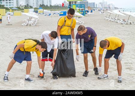 Miami Beach, Florida, Coastal Cleanup Day, Freiwillige Freiwillige Freiwillige Freiwillige arbeiten Arbeiter, Teamwork arbeitet zusammen helfen Darlehen, helfen l Stockfoto