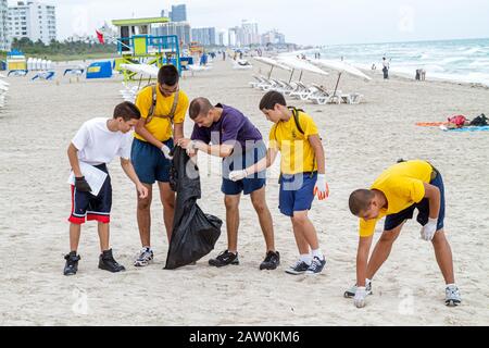 Miami Beach, Florida, Coastal Cleanup Day, Freiwillige Freiwillige ehrenamtlich ehrenamtlich arbeitende Arbeiter, Teamarbeit, die gemeinsam Hilfe leisten Stockfoto