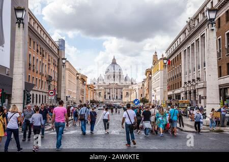 Blick auf Die Via della Conciliazione in Richtung Petersdom und Platz, Rom, Italien, Vatikanstadt. Stockfoto